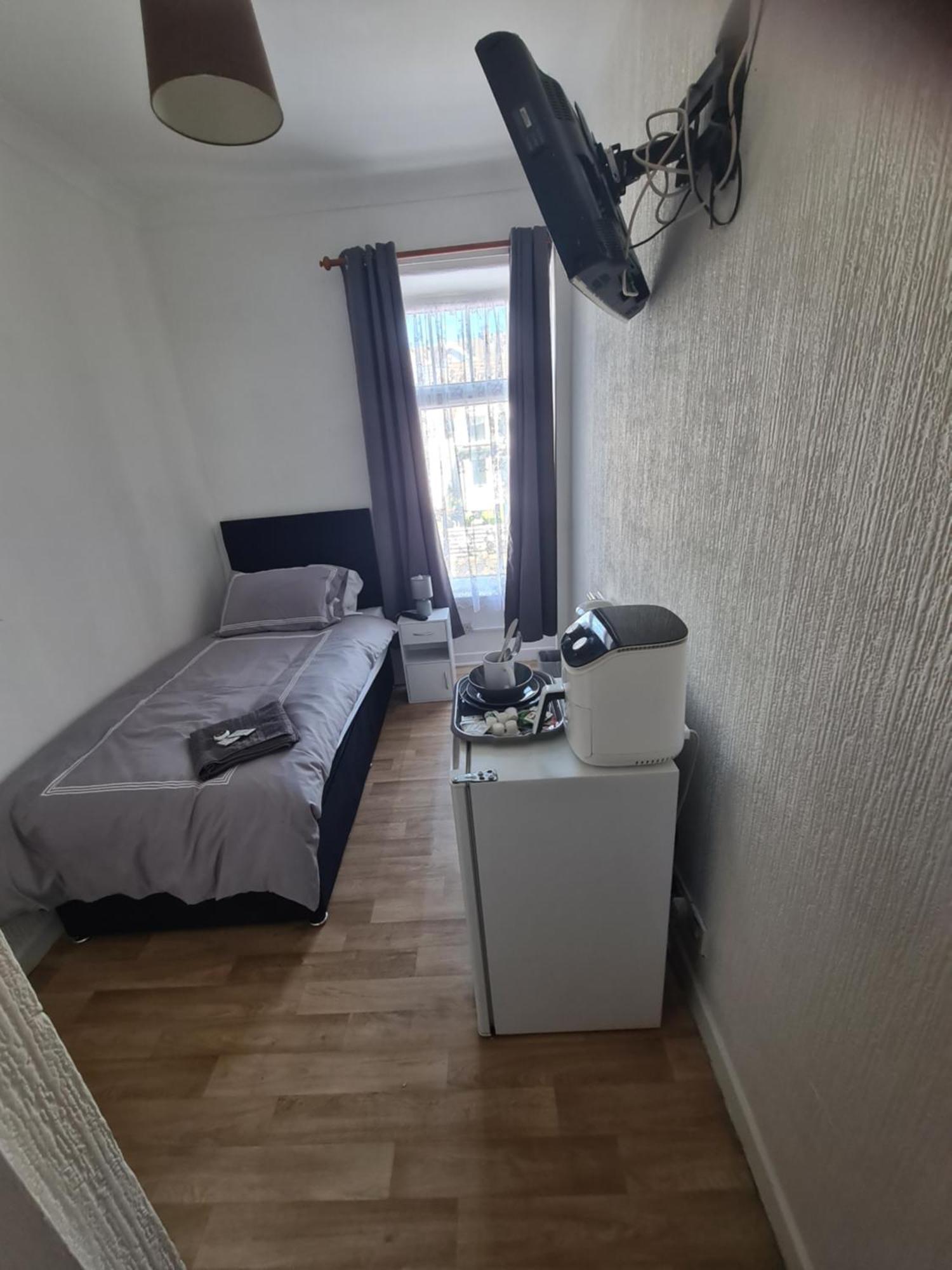 Tredegar Arms Budget Guesthouse For Walkers/Cyclists/Contractors/Traveler Мертир-Тидвилл Экстерьер фото