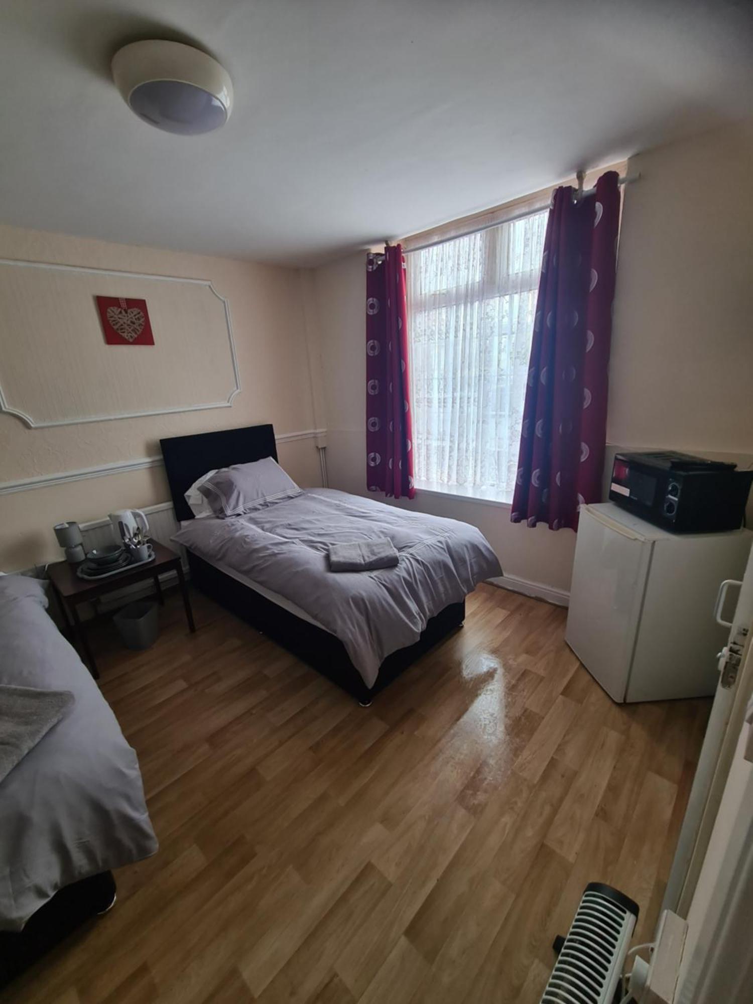 Tredegar Arms Budget Guesthouse For Walkers/Cyclists/Contractors/Traveler Мертир-Тидвилл Экстерьер фото