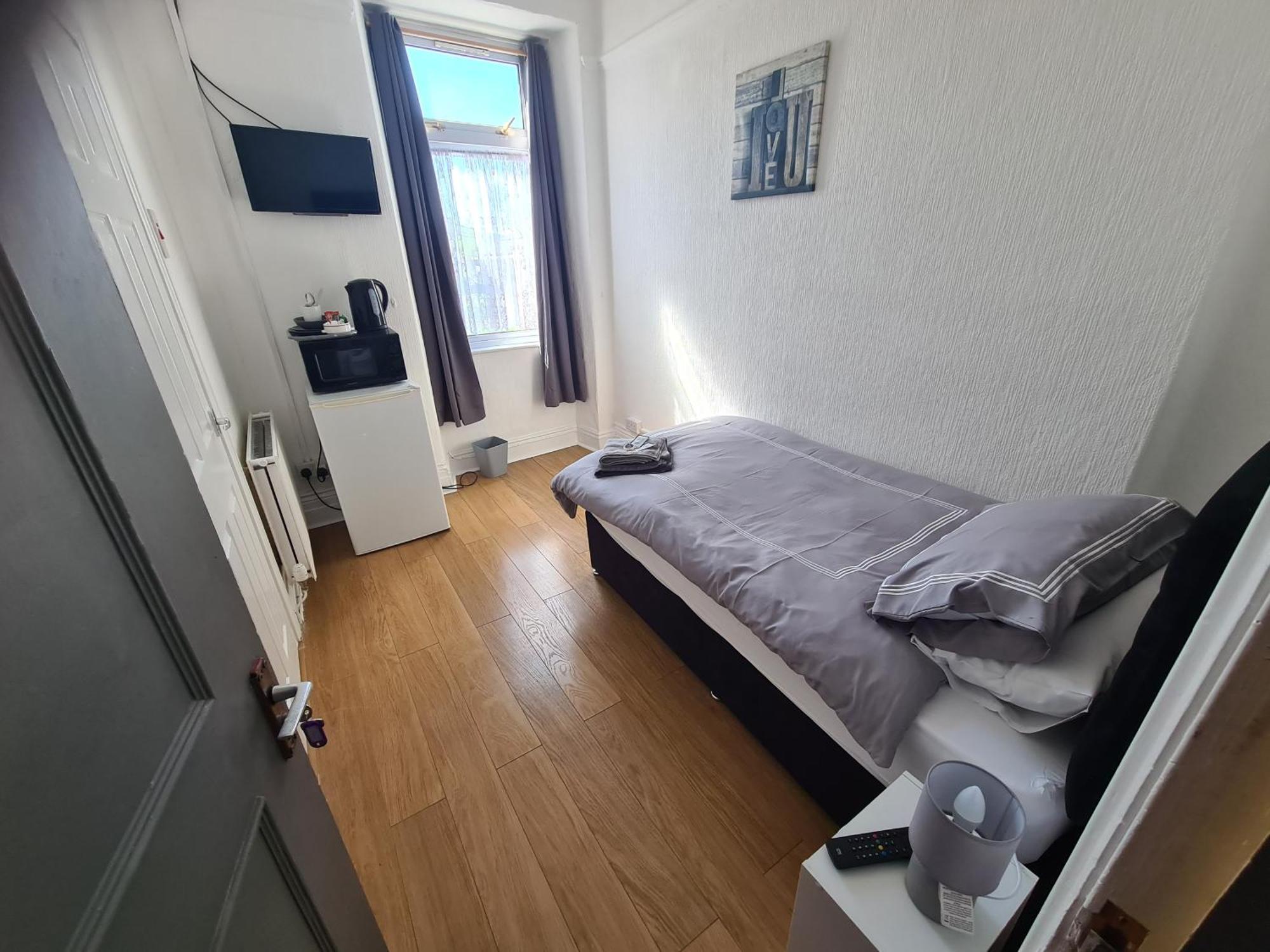 Tredegar Arms Budget Guesthouse For Walkers/Cyclists/Contractors/Traveler Мертир-Тидвилл Экстерьер фото